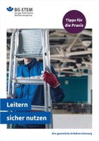 Wer mit Leitern arbeitet, muss gut aufpassen. Denn ein Sturz kann zu gefährlichen Verletzungen führen; rund 20.000 meldepflichtige Unfälle bei Arbeiten mit Leitern ereignen sich pro Jahr. Es ist es wichtig, für jede Aufgabe die passende Leiter auszuwählen, sie sorgfältig zu prüfen und korrekt zu benutzen. Wie muss der Untergrund beschaffen sein, damit die Leiter sicher steht? Wie wird der Anstellwinkel geprüft und was ist beim Übersteigen von der Leiter zu beachten? Die Kurzbroschüre gibt hierzu Tipps.