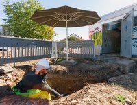 Hitze am Arbeitsplatz macht müde, stört die Konzentration und kann die Gesundheit ernsthaft gefährden. Verantwortliche in Betrieben sollten deshalb im Sommer für speziellen Schutz sorgen - und im Ernstfall schnell helfen können. Die BG ETEM gibt in der aktuellen Ausgabe ihres Magazins 