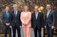 Die Vertreterversammlung der BG ETEM hat sich am 20.10.2023 in Köln für die 13. Wahlperiode konstituiert. Sie wählte einstimmig Cathrin Praße-Stern und Jobst Kleineberg zu ihren Vorsitzenden. Außerdem wurden Dr. Bernhard Ascherl und Hans-Peter Kern als Vorsitzende des Vorstands bestätigt.