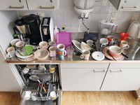 Alle benutzen sie, keiner fühlt sich verantwortlich. Die Kaffeeküche verkommt in allzu vielen Unternehmen zur reinsten Brutstätte von Bakterien und Keimen. Dabei lässt sich das so leicht vermeiden. Wie das gelingen kann, verrät die Berufsgenossenschaft Energie Textil Elektro Medienerzeugnisse (BG ETEM) in ihrer aktuellen Zeitschrift 