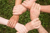 Klare Zuständigkeiten, abgestimmte Qualifikationen und verbindliche Arbeitsabläufe: Seit 2024 bietet eine gemeinsame Vereinbarung Handwerksbetrieben einen verlässlichen Rahmen für die sichere gewerkeübergreifende Zusammenarbeit bei der Errichtung von Photovoltaik-Anlagen. Zum 1. September 2026 wurde die Vereinbarung erweitert und unter Beteiligung zweier neuer Verbände und einer weiteren Berufsgenossenschaft neu gefasst. Sie umfasst nun auch die Gewerke der Metallbauer sowie der Zimmerer und Holzbauer. Der ZVSHK, der bislang mit dem Klempnerhandwerk beteiligt war, bringt zudem das Installateur- und Heizungsbauerhandwerk in die Vereinbarung ein.