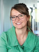 Eine Krise zu meistern, gelingt Menschen unterschiedlich gut. Während bei manchen Menschen Schicksalsschläge wie an einem unsichtbaren Schutzschild abprallen, haben andere schwer mit den Belastungen zu kämpfen. Diese seelische Widerstandskraft, Belastungen auszuhalten, nennt man Resilienz. Die gute Nachricht: Resilienz kann erlernt und trainiert werden. Die BG ETEM gibt in ihrer Zeitschrift 