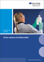 Neu aufgelegte Broschüre der BG ETEM: Sicher arbeiten mit Gefahrstoffen Wo findet man Informationen über Gefahrstoffe, wie werden diese richtig gekennzeichnet und gelagert? Wie lassen sich die Gefährdungen bei Tätigkeiten mit Gefahrstoffen fachkundig beurteilen und daraus Schutzmaßnahmen ableiten? Was muss man wie dokumentieren? Antworten auf diese und weitere Fragen liefert die BG ETEM in der neu aufgelegten Broschüre