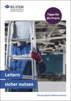 Wer mit Leitern arbeitet, muss gut aufpassen. Denn ein Sturz kann zu gefährlichen Verletzungen führen; rund 20.000 meldepflichtige Unfälle bei Arbeiten mit Leitern ereignen sich pro Jahr. Es ist es wichtig, für jede Aufgabe die passende Leiter auszuwählen, sie sorgfältig zu prüfen und korrekt zu benutzen. Wie muss der Untergrund beschaffen sein, damit die Leiter sicher steht? Wie wird der Anstellwinkel geprüft und was ist beim Übersteigen von der Leiter zu beachten? Die Kurzbroschüre gibt hierzu Tipps.