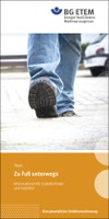 Zu Fuß unterwegs Dunkelheit, schlechtes Wetter, Straßenverkehr… auf Zustellerinnen und Zusteller lauern viele Unfallgefahren. Doch sie selbst können auch wirksame Maßnahmen zu ihrem Schutz ergreifen. Die BG ETEM hat praktische, kurz gefasste Tipps im Faltblatt