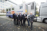 Am 9. November wurde der Berufsgenossenschaft Energie Textil Elektro Medienerzeugnisse (BG ETEM) in Köln ein neuer Schulungswagen übergeben. Mit dem Schulungswagen besucht die BG ETEM Mitgliedsunternehmen, um Beschäftigte in Sachen Arbeitssicherheit und Gesundheitsschutz zu schulen. Für diese Schulungen ist die Berufsgenossenschaft Energie Textil Elektro Medienerzeugnisse (BG ETEM) mit drei mobilen Unterrichtsräumen unterwegs, den Schulungswagen Nord, Süd und Ost. Der neue Schulungswagen wird vor allem in den östlichen Bundesländern eingesetzt werden. (Foto: Ralf Bauer)
