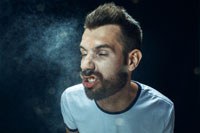 Die Saison ist eröffnet! Bis Februar/März oder länger besteht erhöhte Ansteckungsgefahr mit dem Influenza-Virus, dem Erreger der Grippe. Aber auch Erkältungsviren haben Hochsaison. Sie werden extrem leicht durch Tröpfchen übertragen. Bereits durchs Sprechen, aber auch durch Husten, Niesen oder Händereichen werden die Tröpfchen weiterverbreitet. Beschäftigte können durch 