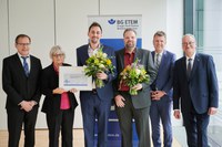 Die Elektrobau Rockrohr GmbH + Co. KG erhält in diesem Jahr den Rehabilitationspreis für vorbildliche Wiedereingliederung der Berufsgenossenschaft Energie Textil Elektro Medienerzeugnisse (BG ETEM). Auf dem Bild von links: Johannes Tichi, Vorsitzender der Geschäftsführung; Karin Jung, Vorsitzende der Vertreterversammlung; Benjamin Niebler, Elektrobau Rockrohr GmbH + Co. KG; Matthias Greiner, Elektrobau Rockrohr GmbH + Co. KG; Jörg Botti, Mitglied der Geschäftsführung; Hans-Peter Kern, Vorsitzender des Vorstands. (Bild: Stephan Floss)