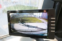 37 Unfälle des Jahres 2017 mit Beteiligung von Lastkraftwagen und Fahrrädern endeten für die Radfahrer tödlich. Besonders das Rechtsabbiegen und die toten Winkel bergen die größten Gefahren. Um schwere Unfälle dieser Art künftig zu vermeiden, werden zunehmend Abbiegeassistenten eingesetzt. In der aktuellen Ausgabe von etem 4.2019 werden verschiedene Systeme von Abbiegeassistenten für neue Lkw-Typen und zum Nachrüsten vorgestellt. (Quelle: BG ETEM)