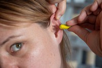 Ob am Arbeitsplatz oder in der Freizeit - das Gehör kann sehr leicht geschädigt werden. Dabei kann man sich so einfach vor Lärm und gesundheitsgefährdenden Frequenzen schützen. Die Berufsgenossenschaft Energie Textil Elektro Medienerzeugnisse (BG ETEM) zeigt in ihrer aktuellen Versichertenzeitung 