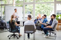 Sichere und gesunde Arbeitsbedingungen sollten in Unternehmen hohe Priorität haben, gerade angesichts des zunehmenden Fachkräftemangels. Ein Instrument dazu ist die regelmäßige Unterweisung der Beschäftigten in Arbeitsschutzfragen. Bild: iStock.com/alvarez. Die Verwendung dieses Bildes ist nur in Verbindung mit der Pressemitteilung und nicht zu anderen Zwecken gestattet.