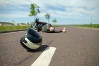 Ob auf dem Weg zur Arbeit oder bei einer Spritztour am Wochenende: Roller- und Motorradfahren sind in der schönen Jahreszeit beliebt, doch das Unfallrisiko gegenüber Autofahren ist 16 Mal höher. Neben einem Sicherheitscheck des Zweirads sind defensives und vorausschauendes Fahren lebenswichtig, aber vor allem auch eine gute Schutzausrüstung. Die BG ETEM gibt in ihrer aktuellen Zeitung 