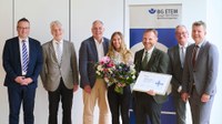 (28.05.2025) Die Werma Signaltechnik GmbH + Co. KG erhält in diesem Jahr den Rehabilitationspreis für vorbildliche Wiedereingliederung der Berufsgenossenschaft Energie Textil Elektro Medienerzeugnisse (BG ETEM). Den Preis übergab der Vorsitzende der Vertreterversammlung Jobst Kleineberg am 28. Mai in Dresden.