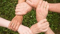 (08.09.2026) Klare Zuständigkeiten, abgestimmte Qualifikationen und verbindliche Arbeitsabläufe: Seit 2024 bietet eine gemeinsame Vereinbarung Handwerksbetrieben einen verlässlichen Rahmen für die sichere gewerkeübergreifende Zusammenarbeit bei der Errichtung von Photovoltaik-Anlagen. Zum 1. September 2026 wurde die Vereinbarung erweitert und unter Beteiligung zweier neuer Verbände und einer weiteren Berufsgenossenschaft neu gefasst. Sie umfasst nun auch die Gewerke der Metallbauer sowie der Zimmerer und Holzbauer. Der ZVSHK, der bislang mit dem Klempnerhandwerk beteiligt war, bringt zudem das Installateur- und Heizungsbauerhandwerk in die Vereinbarung ein.