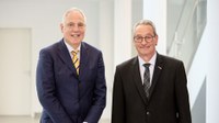 (13.5.2026) Der Vorstand der BG ETEM hat in seiner Sitzung am 13. Mai den Beitragsfuß von 2,80 auf 2,77 gesenkt. Damit sinkt der durchschnittliche Beitrag der Betriebe von 77 auf 76 Cent je 100 Euro von dem Betrieb an die Beschäftigten gezahlter Lohnsumme.