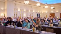 (26.06.2026) Bei ihrer Sitzung am 26. Juni beschloss die Vertreterversammlung der Berufsgenossenschaft Energie Textil Elektro Medienzeugnisse (BG ETEM) in Hamburg einen neuen Gefahrtarif. Er ist ab dem 1. Januar 2027 gültig und wirkt sich erstmals auf die Beitragszahlung im Jahr 2028 aus. Der neue Gefahrtarif läuft bis zum 31. Dezember 2032.