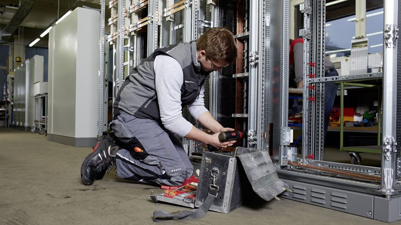 Bei der Arbeit können erhöhte Muskel-Skelett-Belastungen auftreten. Bei der Arbeit können erhöhte Muskel-Skelett-Belastungen auftreten.