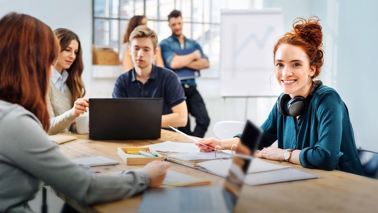 Junge Menschen am Arbeitsplatz